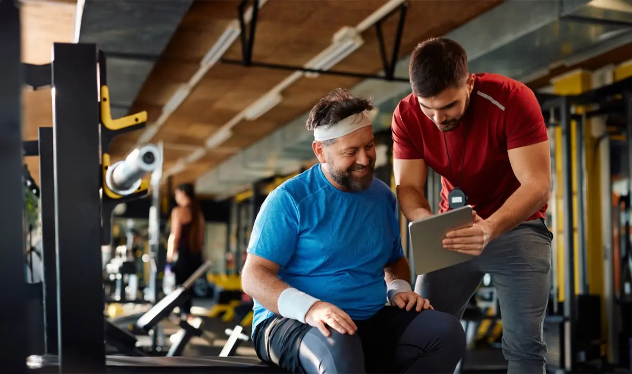 Man working out in a full gym